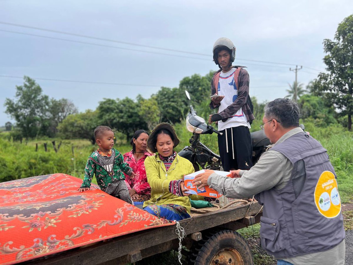 jacobincambodia's tweet image. This is the part of Khmer culture I love—hospitable and warm. These photos are from the Cambodian side of the border. Families are starting to return home. Generosity shows up in food being shared and deep appreciation for the Cambodian soldiers who’ve sacrificed.

Source: FB Soy…