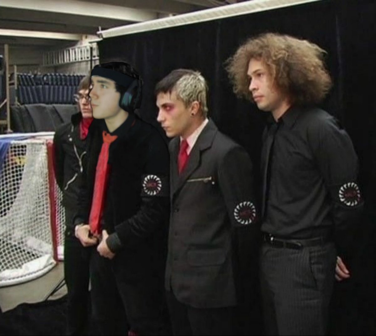 Atenção, atenção 📢

Se confirma al nuevo vocalista de mcr para su próximo tour