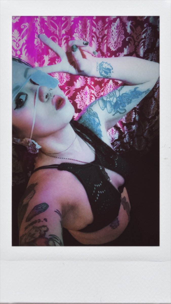 OHAYO☀️
体がバキバキ過ぎて朝イチでメンテしてきた💦
先生に「疲れ過ぎです、目も結膜下出血してるでしょ」と言われ…
…え？これ、呪いじゃないの！？
頭は疲れてないのだがなぁ…

とりあえず今日はゆっくり休みますぞ🥱