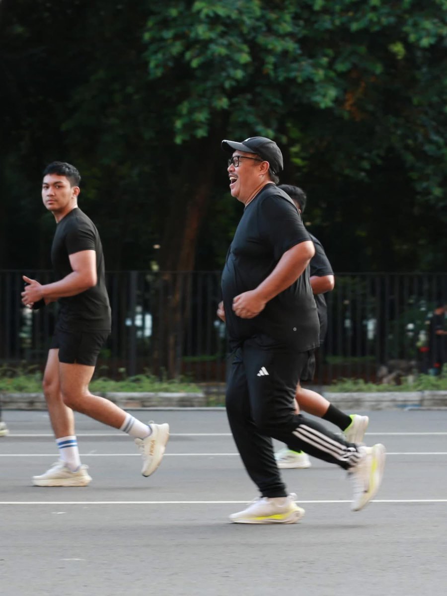 Salam Sehat !! 

FYI Jalan &amp; Lari itu olahraga paling tua di muka bumi sekaligus nenek moyang dari hampir seluruh cabang olahraga. Ngga peduli mau jaraknya jauh maupun dekat, yang paling penting ISTIQOMAHnya 😃 Setuujjuh ?? 

#run