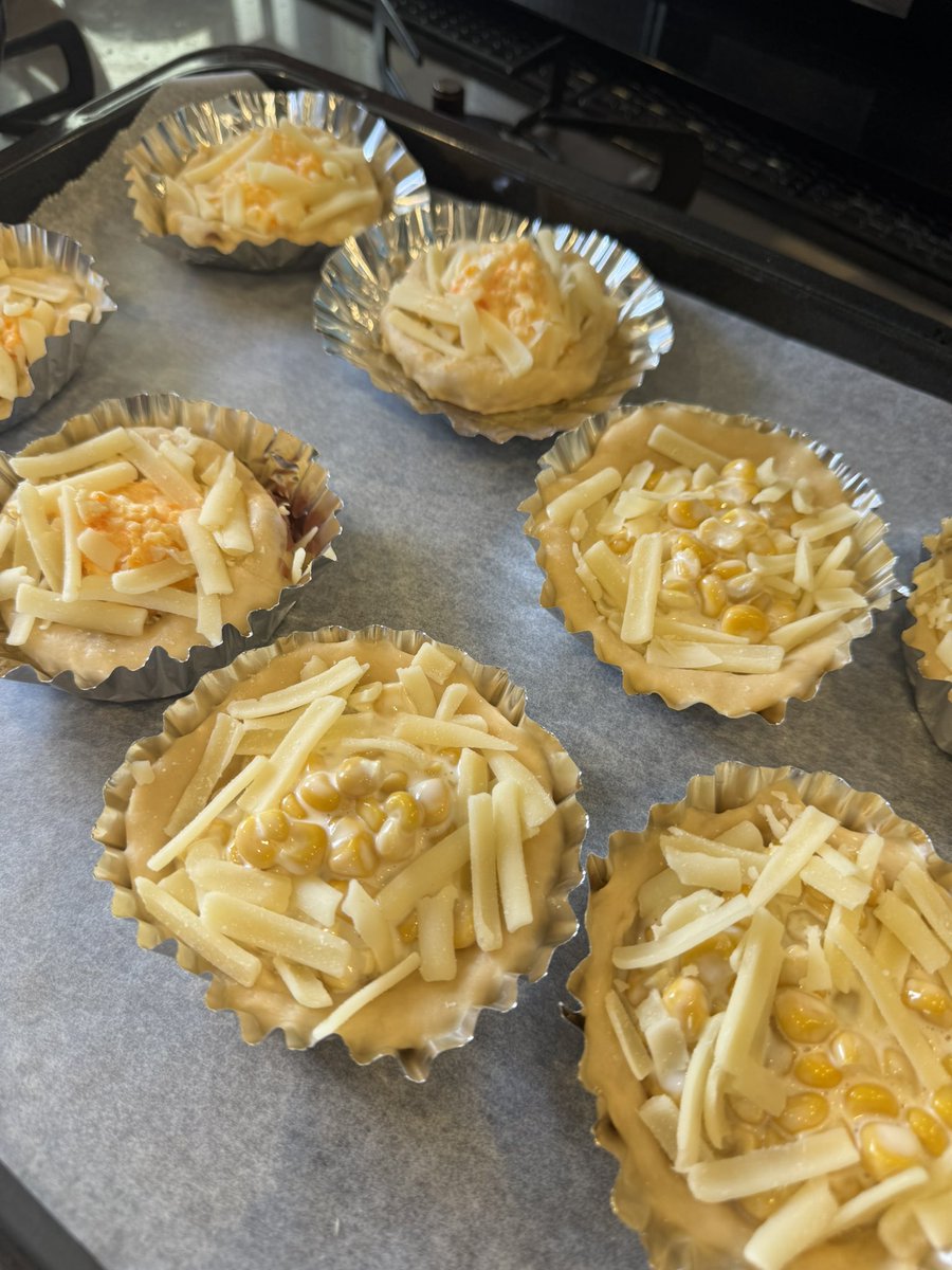 コーンマヨとハムエッグ♪

焼きたて最高😆✨