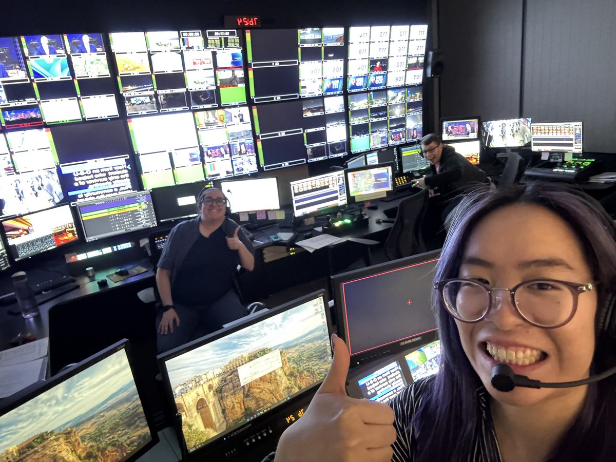 amandasiewyk's tweet image. Our 10pm newscast couldn’t make air tonight thanks to technical difficulties. 

So, here’s a selfie from the control room with our pained faces. #sendhelp