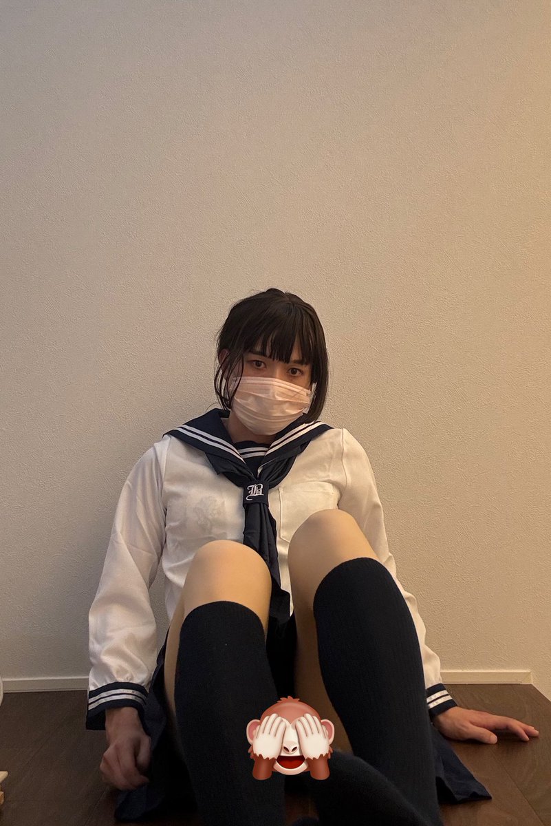 はじめまして
みくです
セーラー服どうですか、似合ってますか？
#セーラー服 #ハイソックス #女装