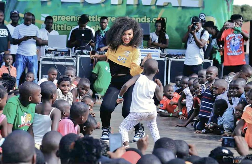 LilHandsGoGreen's tweet image. 💚 #WCW. This week we’re celebrating once more a #stargal shining both in the spotlight &amp;amp; beyond, bringing her star power to environmental causes like tree planting and the Green Festivals. #GoGreenUg #GreenFestival25

@SpiceDianaUg @JosephMasembe1 @LatoMilk @OnerJuiceUg