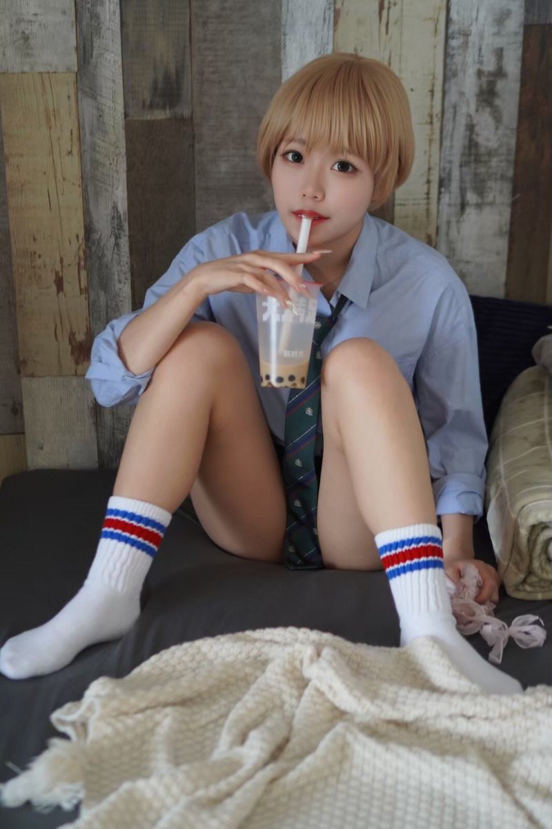 ネクタイの下、何もないよ