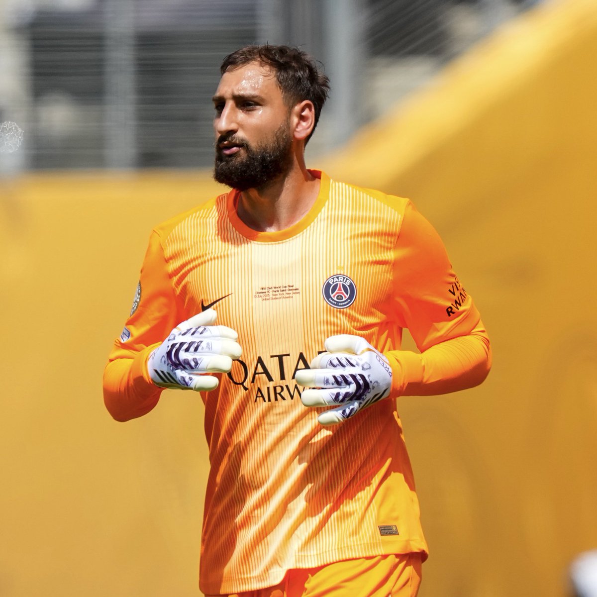 ActuFoot_'s tweet image. 🚨 𝗚𝗜𝗚𝗜𝗢 𝗗𝗢𝗡𝗡𝗔𝗥𝗨𝗠𝗠𝗔 🇮🇹 𝗘𝗦𝗧 𝗗𝗘́𝗖̧𝗨 𝗣𝗔𝗥 𝗟𝗘 𝗣𝗦𝗚. 😞🔴🔵

Le PSG reste ferme sur la structure du nouveau contrat : 𝘂𝗻𝗲 𝗽𝗮𝗿𝘁 𝗳𝗶𝘅𝗲 (𝗶𝗻𝗳𝗲́𝗿𝗶𝗲𝘂𝗿 𝗮̀ 𝘀𝗼𝗻 𝘀𝗮𝗹𝗮𝗶𝗿𝗲 𝗮𝗰𝘁𝘂𝗲𝗹) + 𝘂𝗻𝗲 𝗽𝗮𝗿𝘁 𝘃𝗮𝗿𝗶𝗮𝗯𝗹𝗲. 💰

Pas…