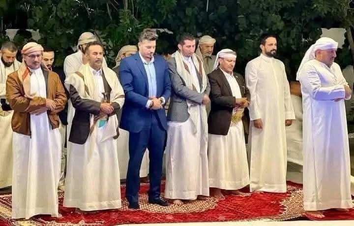 الصورة هذه تختصر تاريخ من البطولة والعز اليمني… الزعيم الصالح الذي حاولت كل المؤامرات كسره لكنه ما زال واقفًا كالجبال.... فمن ورث ما مات 
هنا يجتمع أبناء وأحفاد الزعيم الشهيد علي عبدالله صالح – أحمد علي، طارق صالح، عمار صالح –.......
 ومعهم رجال أوفياء على نهج المقاومة