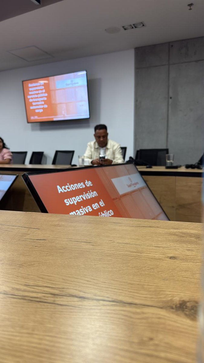 <a href="/fiscalia/">Yaricsa Romero</a> <a href="/Supertransporte/">SuperTransporte 🇨🇴</a> El UNICO q NO VE los kilómetros d camiones con CONTAINER y los abusos contra camioneros es <a href="/Supertransporte/">SuperTransporte 🇨🇴</a> PIÑERES 
Ahí está el ABUSO, conductores presos en sus cabinas al sol, el agua y la inseguridad, Pero:
LA DIGNIDAD?
EL ABUSO?
EL NEGOCIO D ILEGALES Q TOMAN CAMIONES COMO