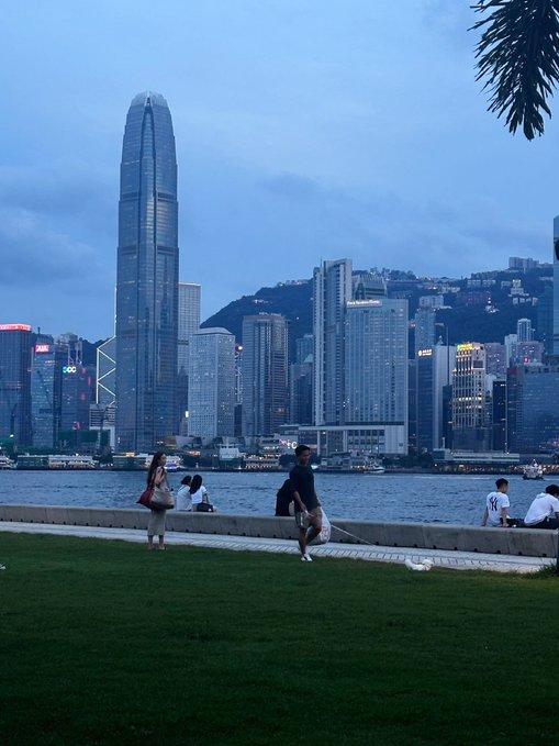 自分よりも優れた人々とつながり、優秀な人々と友達になることは、私たち自身を向上させるのに役立ちます。