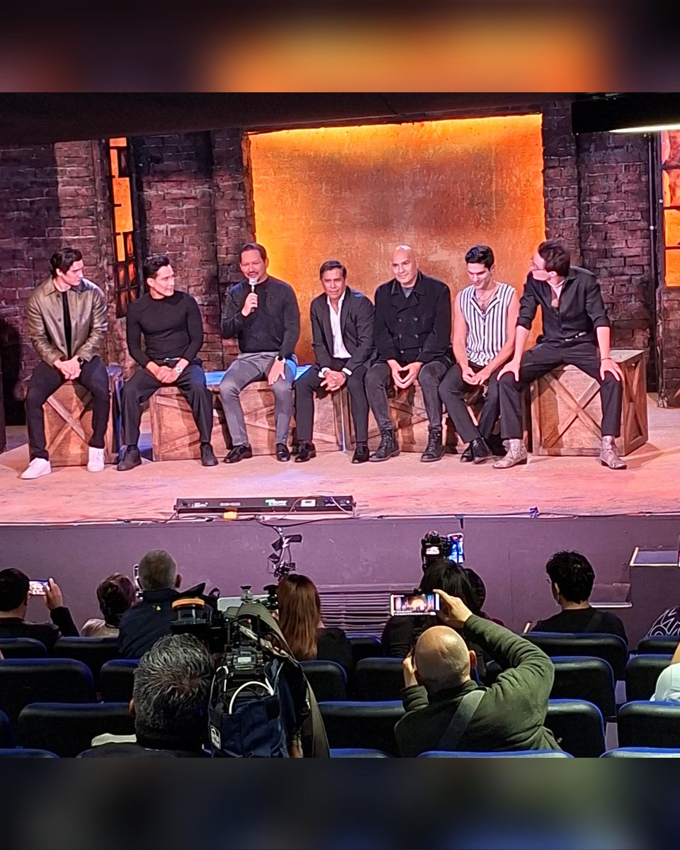 Claudioteatral's tweet photo. Ayer Rueda de Prensa y estreno del elenco de #RobertCoronel y #DanielMendoza en #PrendeMeElMusical  
3 temporadas, 4 repartos con variaciones, mas de 44 representaciones, mas de 1 año de funciones e infinidad de experiencias que me han permitido evolucionar como creador y humano. https://t.co/I8VasmI96v