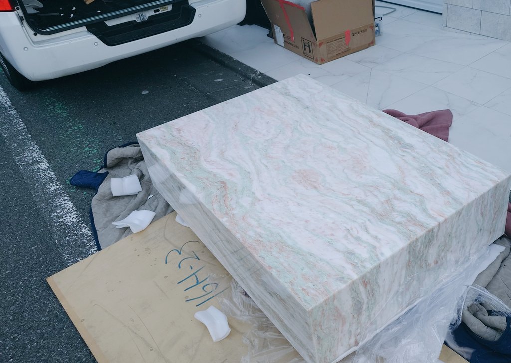 見て！　
昨日、納品した大理石のテーブル

凄く、良い色と模様

#不動産　#不動産投資