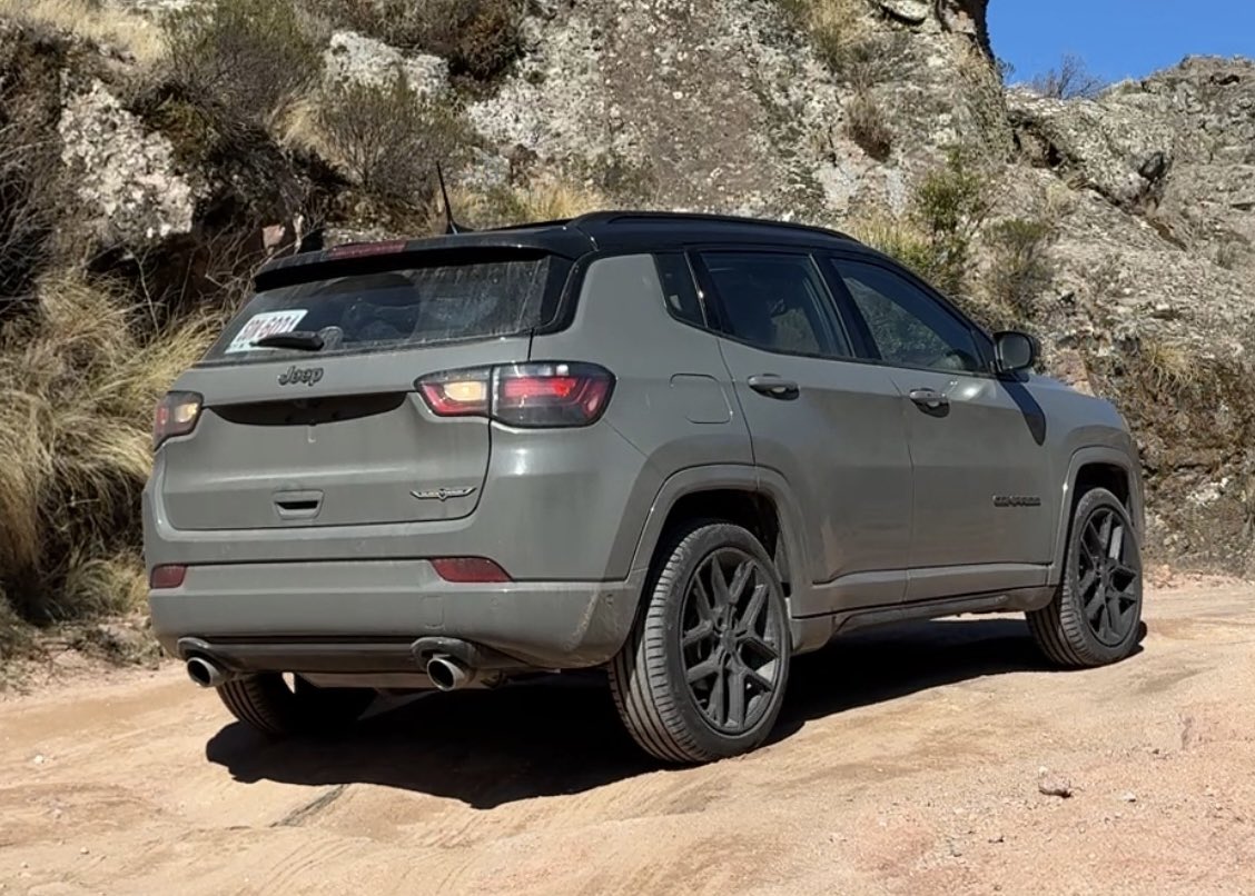 MatiasAntico's tweet photo. Jeep Compass BlackHawk. Tremendo salto prestacional con el motor 2.0 turbo de 272 CV y 400 Nm. Tiene 9 marchas, tracción integral y una impecable dinámica. No me gustan mucho los SUV pero éste lo tendría. En breve la prueba. https://t.co/eSrrSY336p