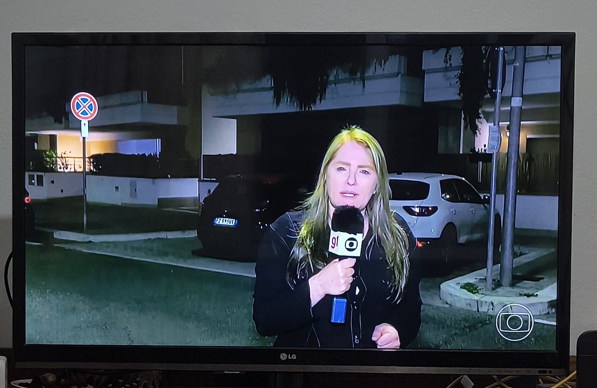 veronica_lima's tweet image. Eu amei que a Ilze não subiu no telhado pra falar da Zambelli. No telhado, só assunto nobre, com o mínimo de dignidade. Gente covarde que foge das responsabilidades de seus atos não merece o telhado da diva.