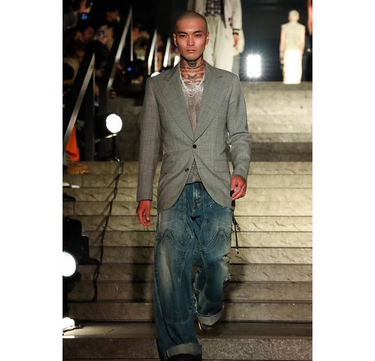 この24ssコレクション見てからシュガーヒルが好き過ぎる。
探し回って全部買った。
無骨さと色気が共存する珍しいブランド。
バやリックと比べて着てる人が少ないのも好感。