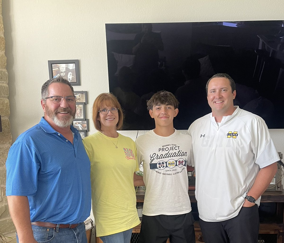 Hunter Walling (@hunter_walling) on Twitter photo Great visit this afternoon with the Smith Fa〽️ily! Excited to have <a href="/Matt_Smith_36/">Matthew Smith</a> with the Qs again and look forward to the fall!
#GRIT
#GoldStandard
#COE Great visit this afternoon with the Smith Fa〽️ily! Excited to have <a href="/Matt_Smith_36/">Matthew Smith</a> with the Qs again and look forward to the fall!
#GRIT
#GoldStandard
#COE