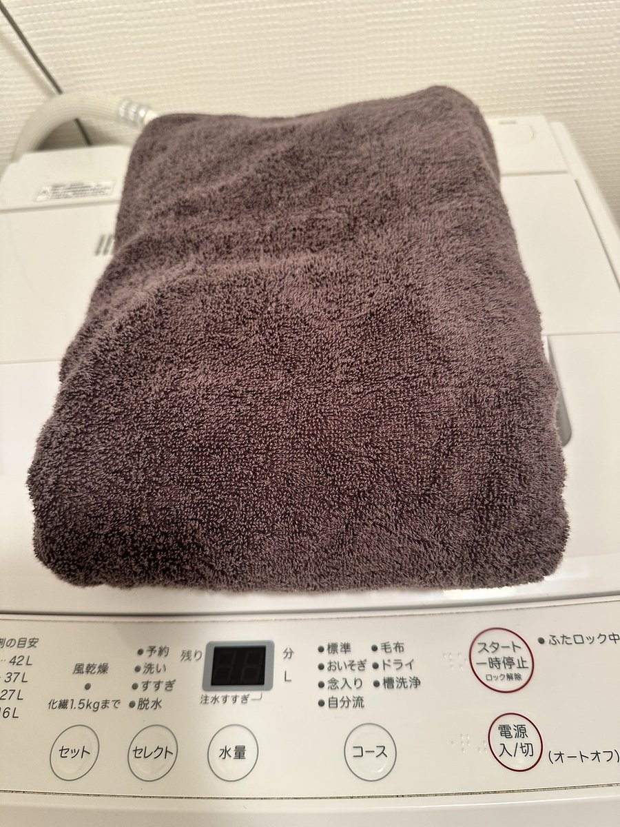筋トレから帰ってきてからのシャワー🚿
スッキリした後にお気に入りのバスタオルにバフっと顔を埋める…

気持ち良すぎてたまらん🤤