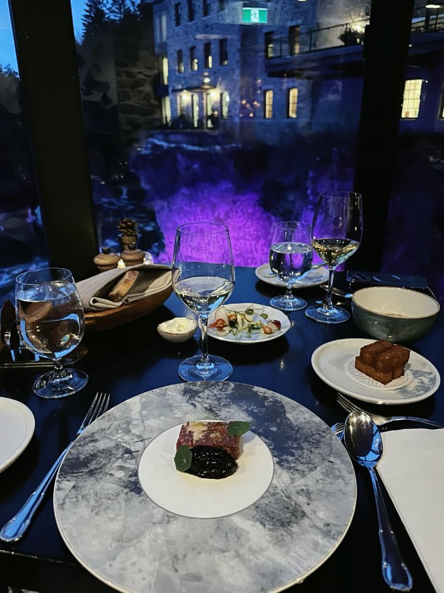 Moon above and flavors fine
With my ladies hearts align 🍷🌙
Every dish a spark of fun
Dining shines for everyone 💃✨