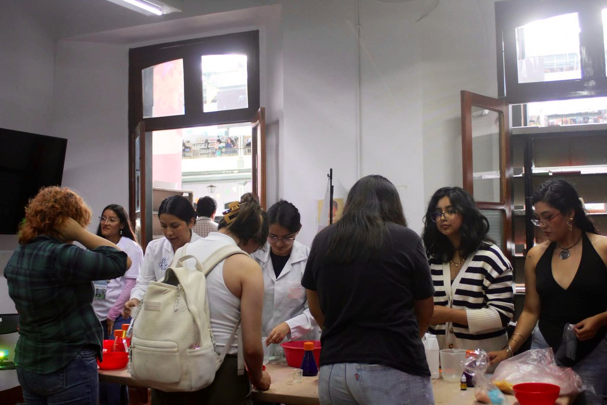 🌿✨ Ciencia, naturaleza y muchas manos curiosas en acción.

En el taller “Elaboración de Gel con Extractos de Plantas Medicinales”, niñas, niños y jóvenes aprendieron a transformar plantas en productos naturales 🌱🧪.