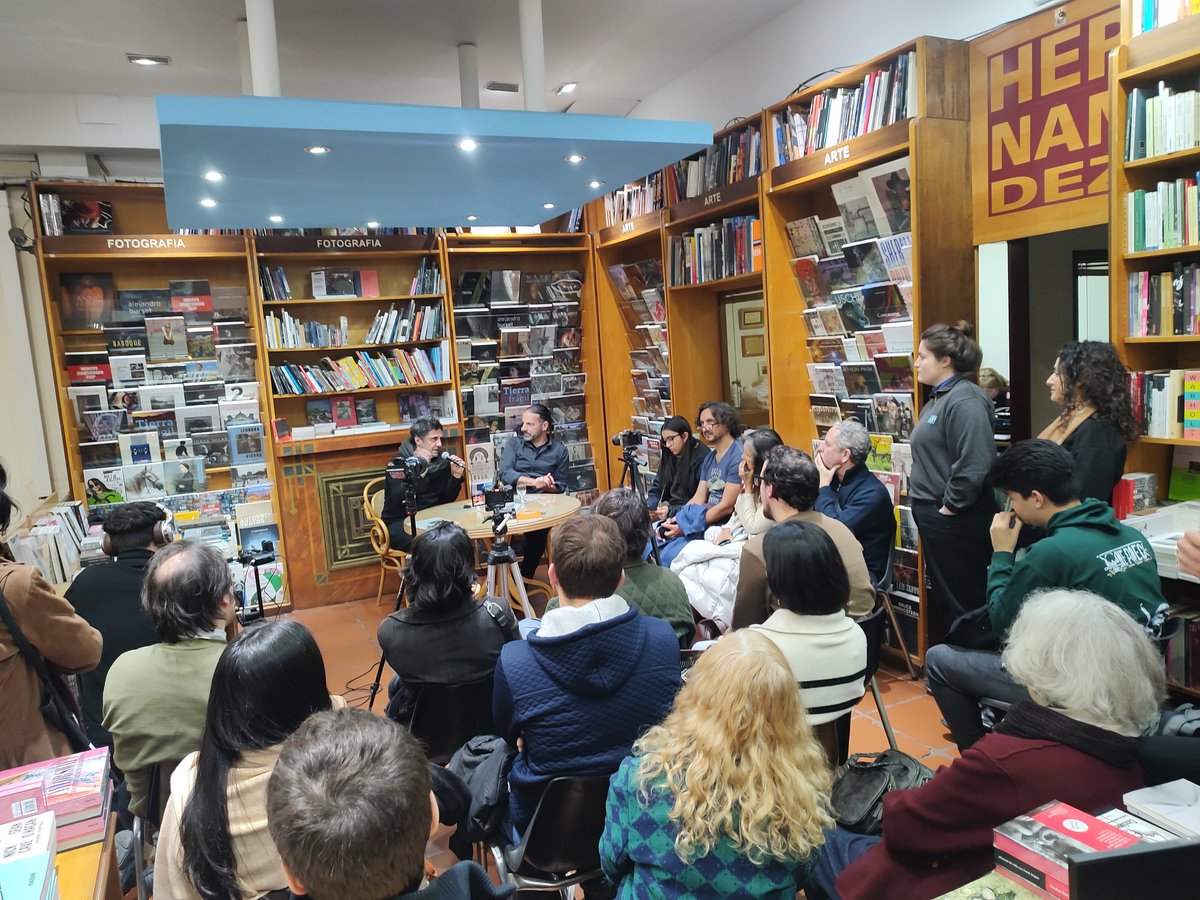 Muchas gracias a quienes se acercaron para escuchar a <a href="/GastonGiribet/">Gaston Giribet</a> y <a href="/joseedelstein/">Jose Edelstein</a> en lo que ha sido, para nosotros, un acontecimiento inolvidable. ¡Que viva Einstein y que viva la apasionante llama encendida por la aventura del pensamiento!