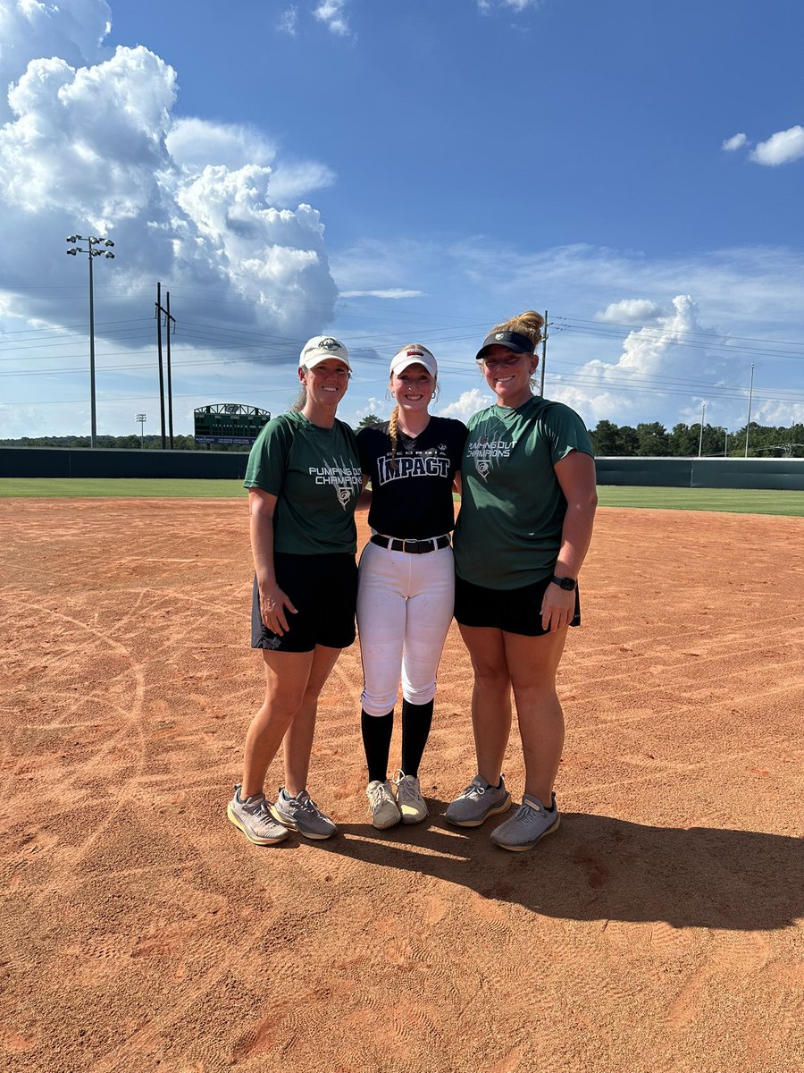 Thank you Coach <a href="/GrizzlyCoachKat/">Kat Ihlenburg</a> and Coach <a href="/razey18/">Ashley Razey</a> for an awesome camp today! I hope to be back soon! @GAImpactCarver <a href="/hhshoyasoftball/">Hoya Softball</a>