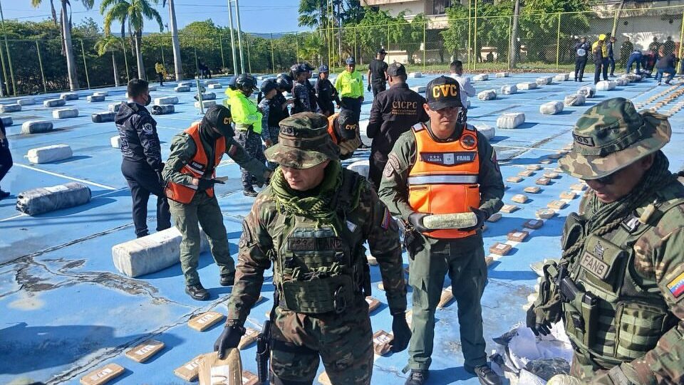 El negocio de la DEA y su jefe Narco Rubio, recibiendo otro duro golpe en Venezuela!

¡Nuevo golpe al narcotráfico en Falcón! FANB y PNB detienen a ocho personas tras incautar 3 mil 77 kg de presunta marihuana.
