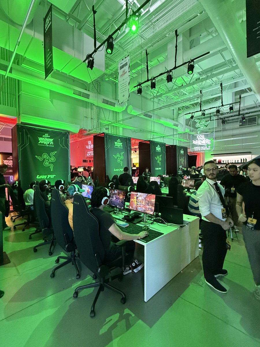 Block party was insane! 🌴☀️ 

Shoutout <a href="/100Thieves/">100 Thieves</a> for an absolute banger 🎮