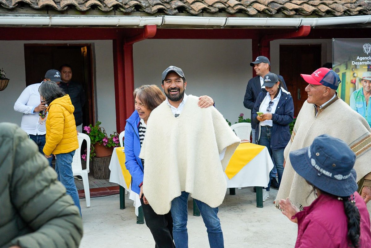 CesarPachonAgro's tweet photo. Corazón lleno. Energías renovadas. Hoy en Nariño haciendo el trabajo. 

Cuando llega el gobierno del cambio, el campesinado sabe que vienen buenas cosas. https://t.co/g1p2ScComP