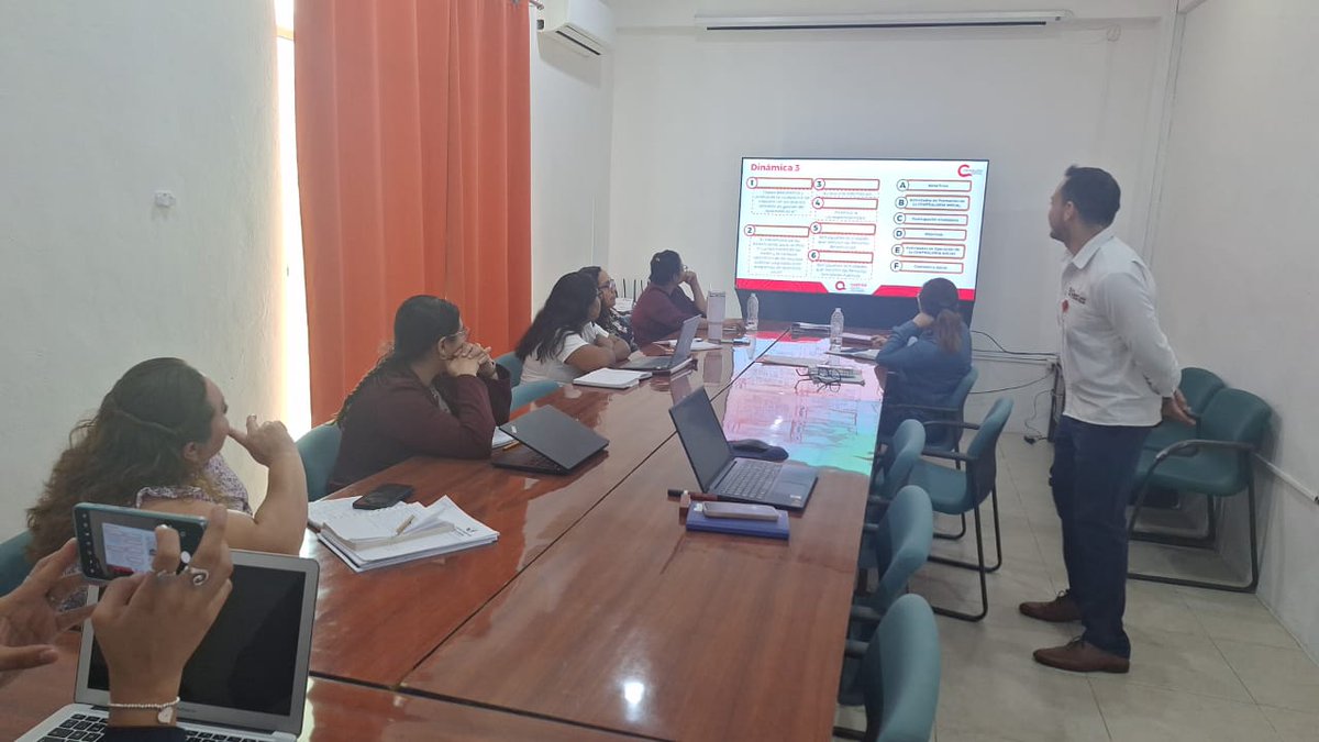 En #SABGOB capacitamos a personal de <a href="/semujeresqroo/">SEMUJERES</a> en #ContraloríaSocial.

Más vigilancia ciudadana, más #BuenGobierno.

#TransformandoConHonestidad
#UnidosParaTransformar
