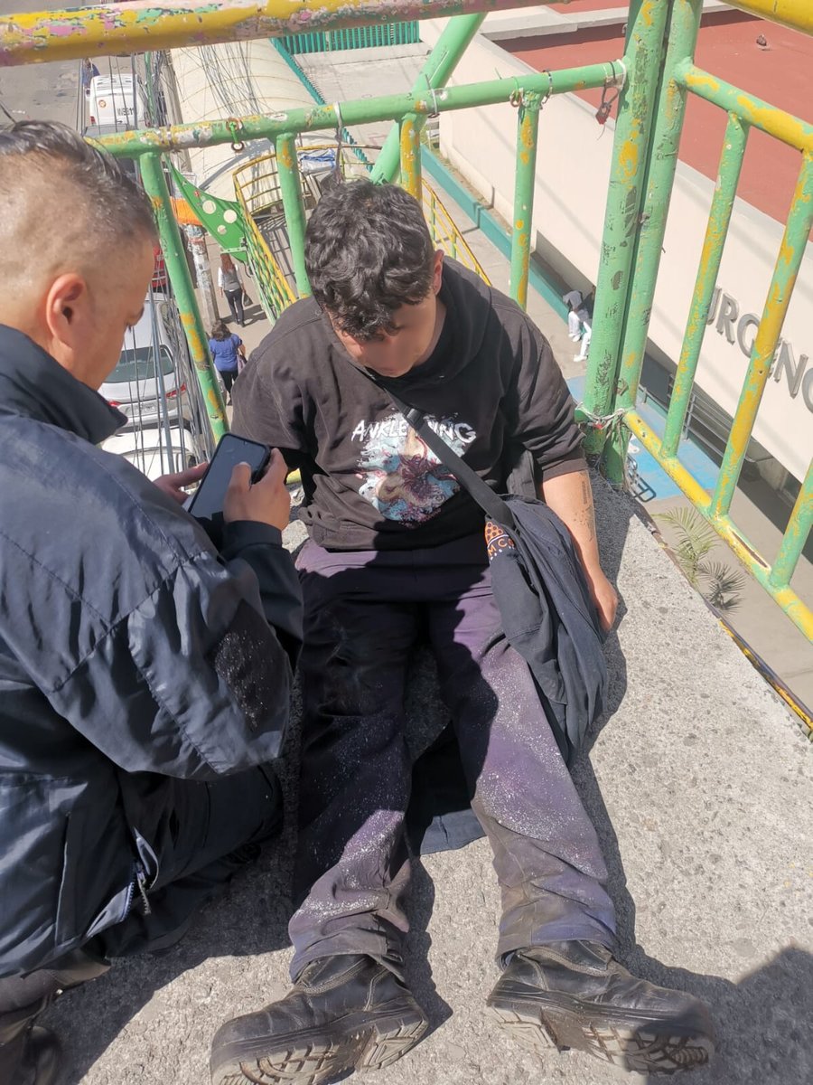 👮🏽‍♀️👮🏽‍♂️Protectores de la Nación salvaron la vida de una persona al evitar que un joven se arrojara desde un puente peatonal en la Vía Morelos, en #Edomex. 

💙¡Gracias por su actuación empática y valiente!

#ProtectoresDeLaNación #MásCercaMásSeguros #SPF