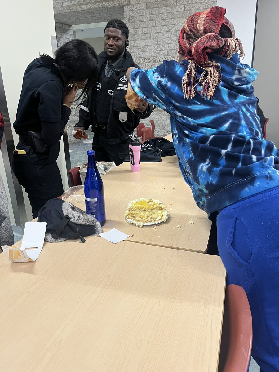 otsukisama____'s tweet photo. 保育士として働いて4年。「生まれ変わったら留学行きたいなあ」と思った時に、「いや今世でもできるじゃん！」って思ったことがきっかけ。今が1番若い！！！ https://t.co/Wr6pr2OIo1