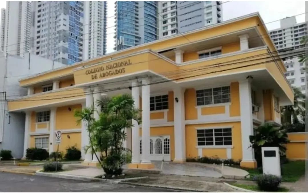 En América: El examen de barra es un requisito para ejercer como abogado. Algunos en los que se requiere el examen de barra son: Argentina: se debe aprobar el examen de la "Prueba Única de Evaluación de Abogados" (PUEA) para obtener la matrícula de abogado.
<a href="/JoseRaulMulino/">José Raúl Mulino</a>