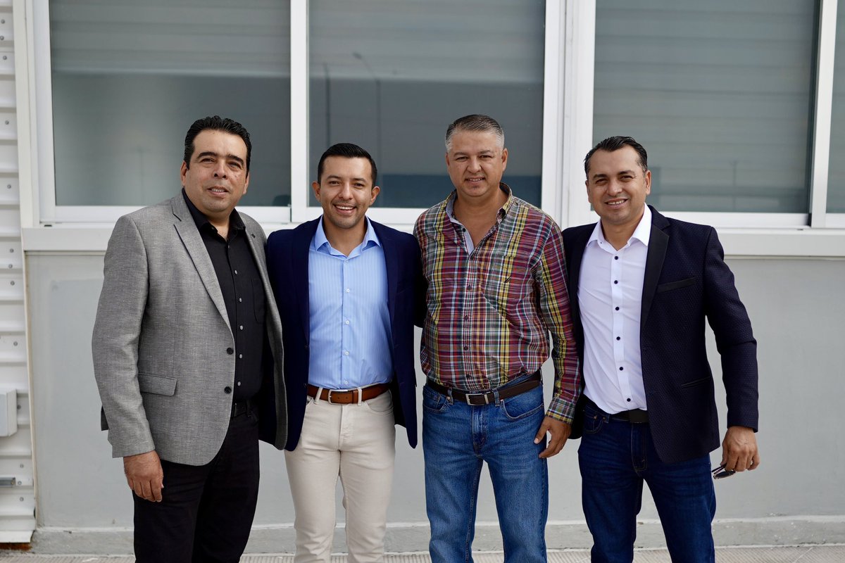 CarrionDaniel1's tweet photo. El día de hoy asistimos a la entrega de 259 patrullas, por primera vez se entregaron listas para usarse y en cantidad de acuerdo al número de habitantes de los municipios de las regiones Lagunas, Sur y Sureste de Jalisco. https://t.co/71Ck7UKBjj
