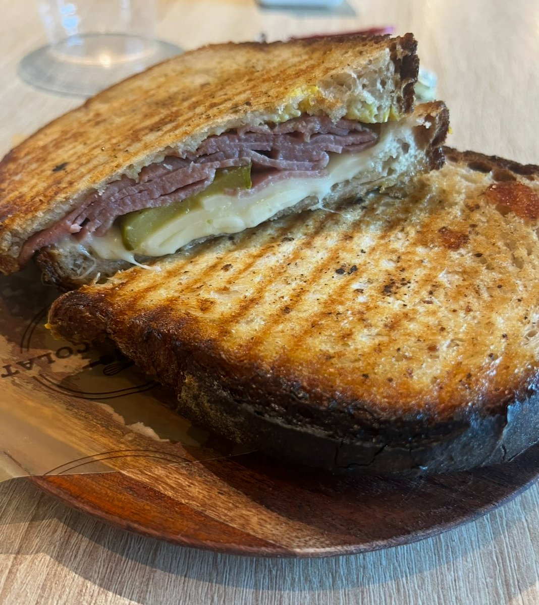 Hablando de sandwich de pastrami, este lo hacen en Pain et Chocolat con pan de masa madre por RD$345. De los mejores que he probado en RD. Pasen por allá!