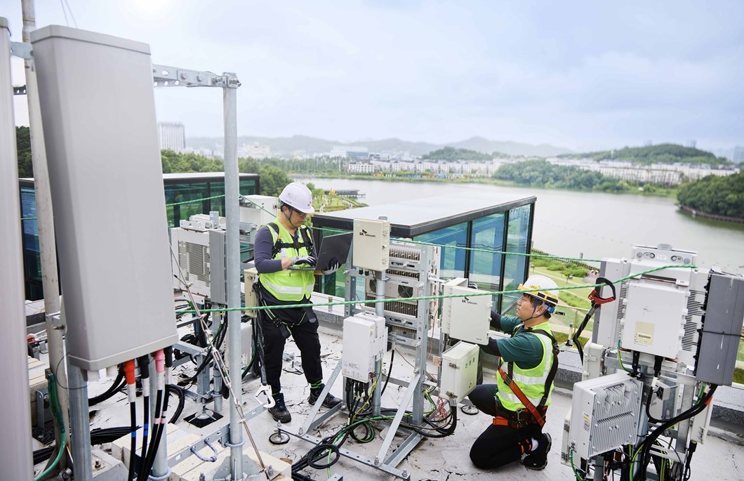SK텔레콤이 여름철 통신 서비스 품질 집중 관리에 돌입합니다. 8월 31일까지 특별 소통 상황실을 운영하며 트래픽 급증에 대비해 5G/LTE 용량을 확충하고, 자연재해 및 로밍 수요 증가에 대응하기 위한 사전 점검을 마쳤습니다. ▶ bit.ly/3Uzqfir

#SK텔레콤 #여름휴가 #로밍 #통신