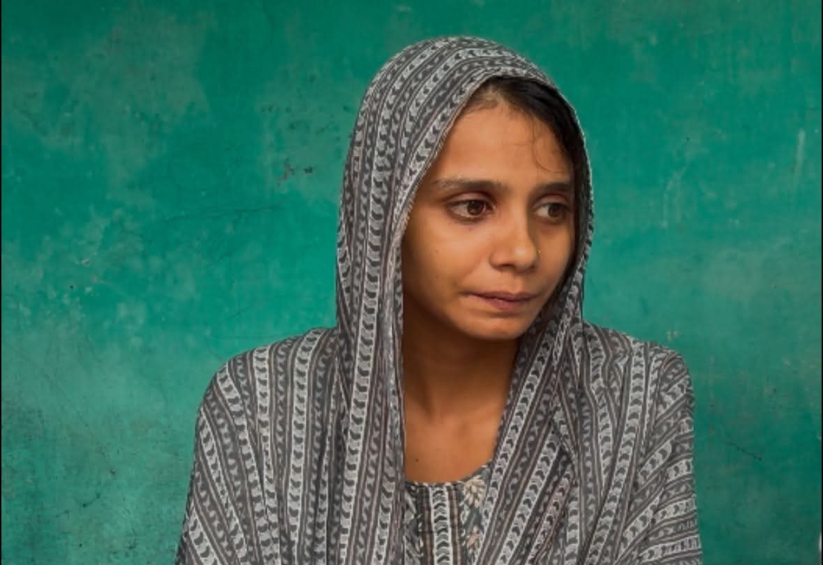 यही वो पीड़िता है जिनके पति के मृत्यु प्रमाण पत्र के लिए भाई वीरेंद्र और सचिव में घमसान हुआ है!
      पीड़िता के पति का देहांत एक महीना पहले हुआ है।बच्चो के एडमिशन के लिए मृत्यु प्रमाण पत्र माँगा तब ये सब हंगामा हुआ है!
    पूरा मामला शुरू से लेकर अंत तक आपको थोड़ी देर में दिखाते