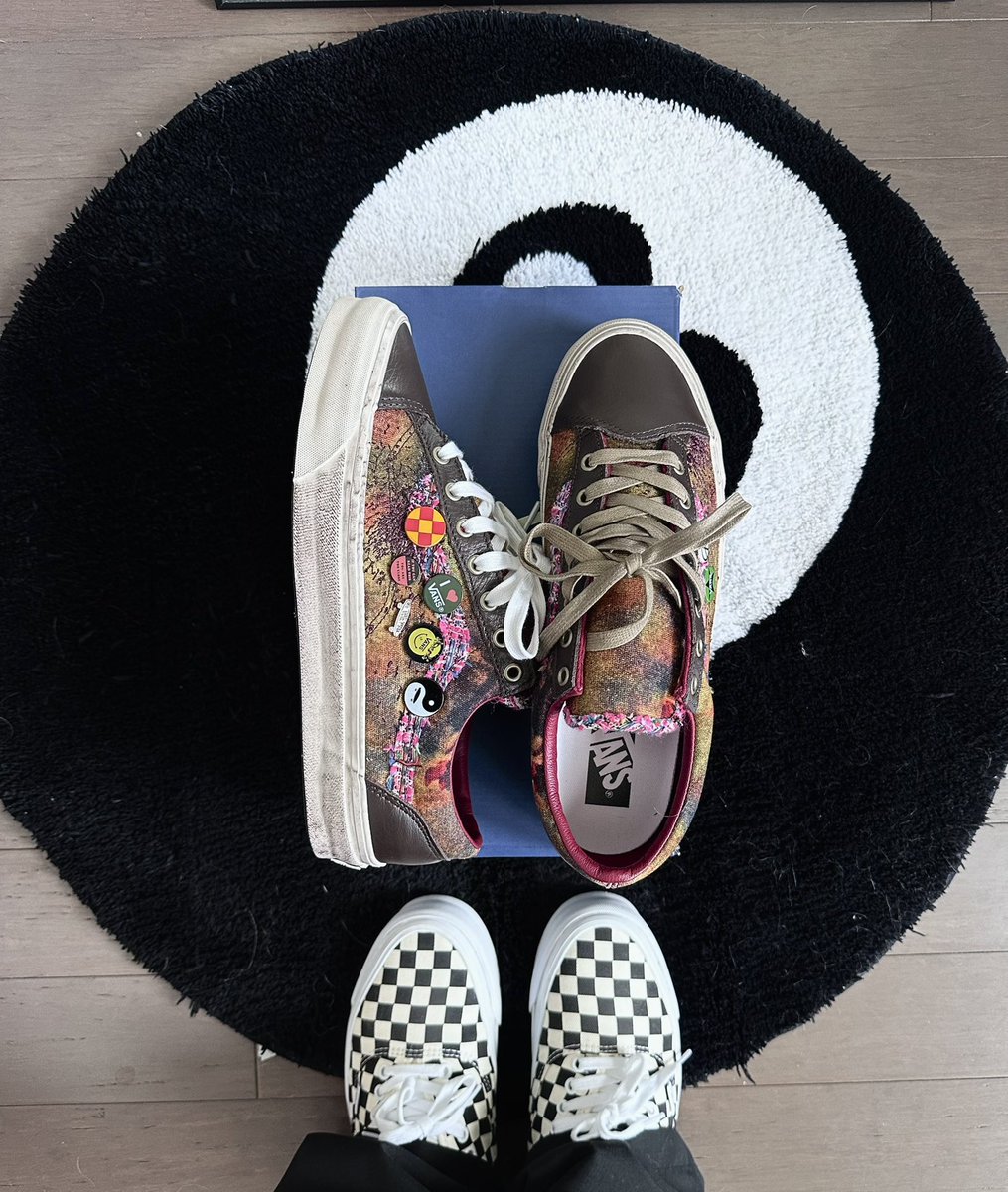 Ovrnundr's tweet image. The Chanel Graffiti Bag inspired Vans Old Skool “Souvenir” is starting to arrive at select Vans stores worldwide 🧳
