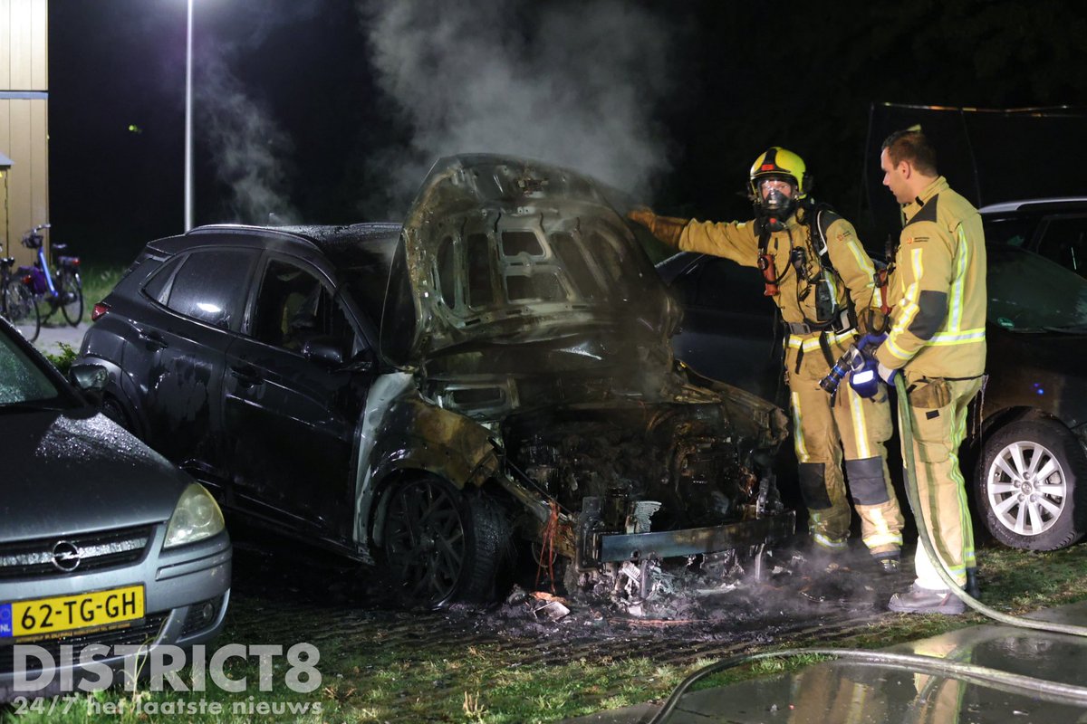Vannacht is op een parkeerterrein aan de #Mozartlaan in #Delft een geparkeerde auto in vlammen opgegaan. Dit is autobrand nummer 24 dit jaar waarbij een vermoeden is van brandstichting. Twee andere geparkeerde auto’s raakte ook beschadigd door de vlammen.