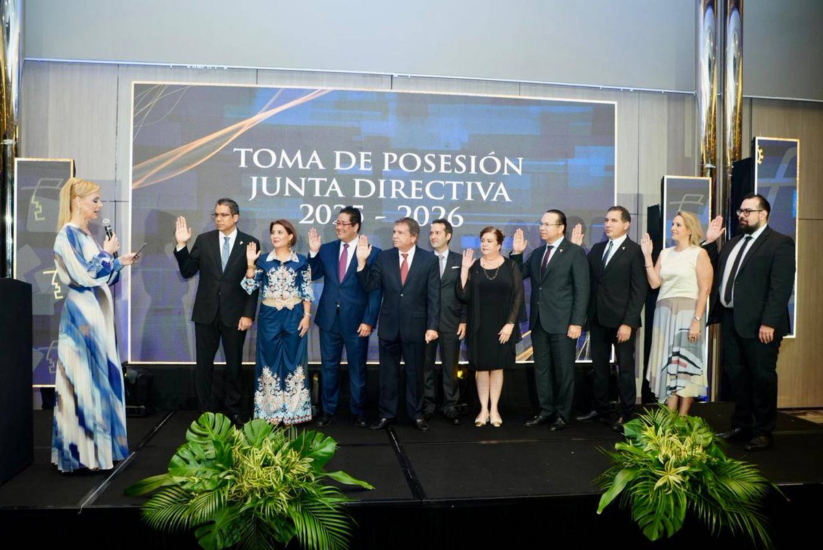 ¡Repite el mando! 🔁👩‍💼
Giulia De Sanctis asume por segundo periodo consecutivo la presidencia de APEDE, reafirmando el compromiso del gremio con la democracia, el desarrollo sostenible y la libre empresa.
“No volvemos al pasado. El futuro se construye con oro”, dijo.