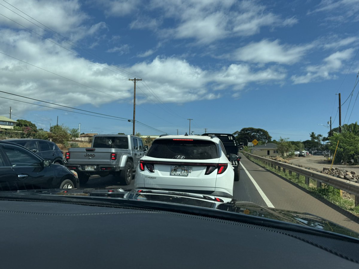 Traffic heavy as people try to move inland/upcountry in Maui #tsunami #tsunamiwarning