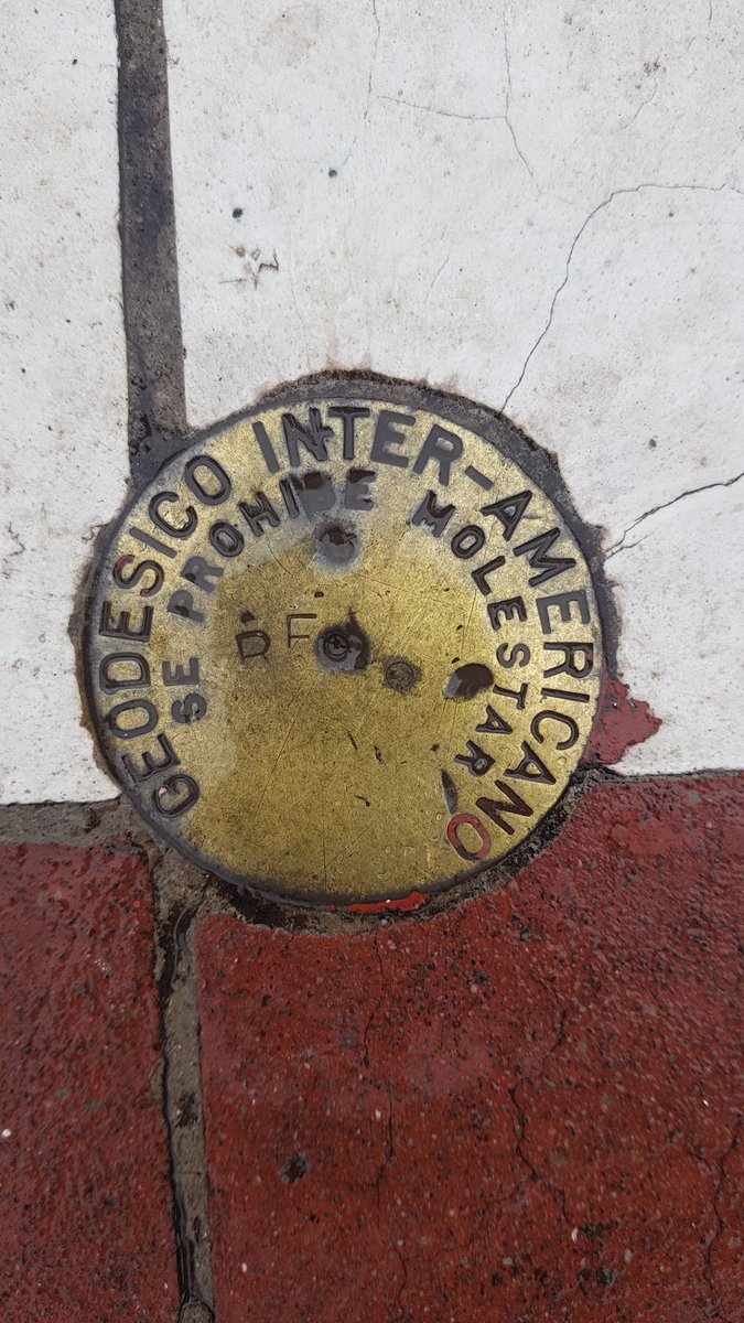 Que lástima. En el mirador había un vértice geodesico interamericano, que significa que esta conectado a otros vértices de otros países del continente, y por otro lado era, para mi, el mejor vértice geodesico para el Area Metropolitana de San Salvador: cercano, accesible, buena