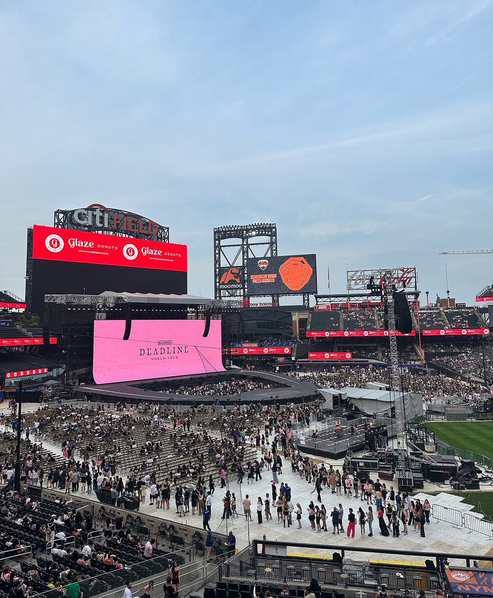 BBU_BLACKPINK's tweet image. Powercast sighting with @thesummeritp stars #Steven (Sean Kaufman) and #Shayla (Minnie Mills) as they caught @BLACKPINK’s epic #DEADLINE_TOUR @CitiField! #BLINKS + TSITP = ultimate crossover energy! 🖤💗
 
#DEADLINE_IN_NEWYORK #BLACKPINK