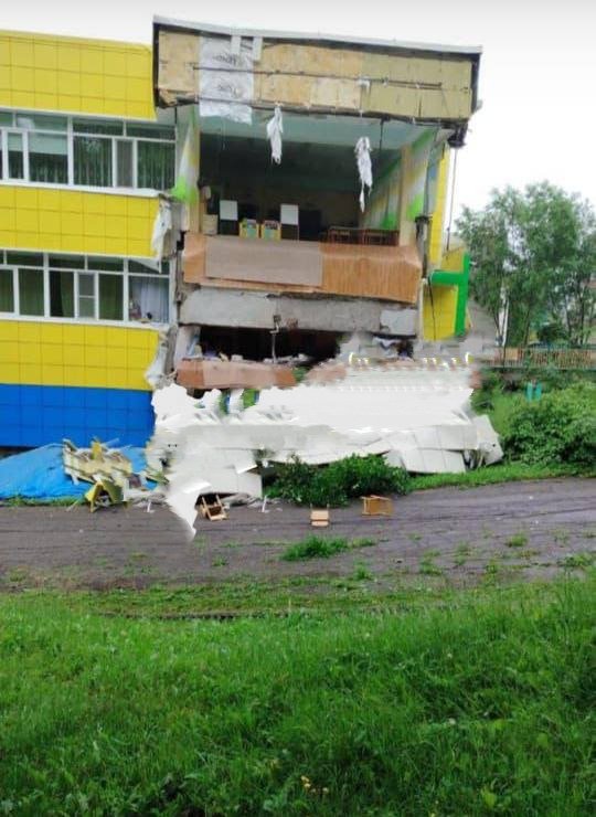 Kiranjoshi900's tweet photo. powerful earthquake M 8.7 #Russia 😱
About the destruction: the Rodnichok kindergarten on the 4th kilometer was damaged
#earthquake
#damagereport #Tsunami #TsunamiWatch #BREAKING https://t.co/C4BabbblL9