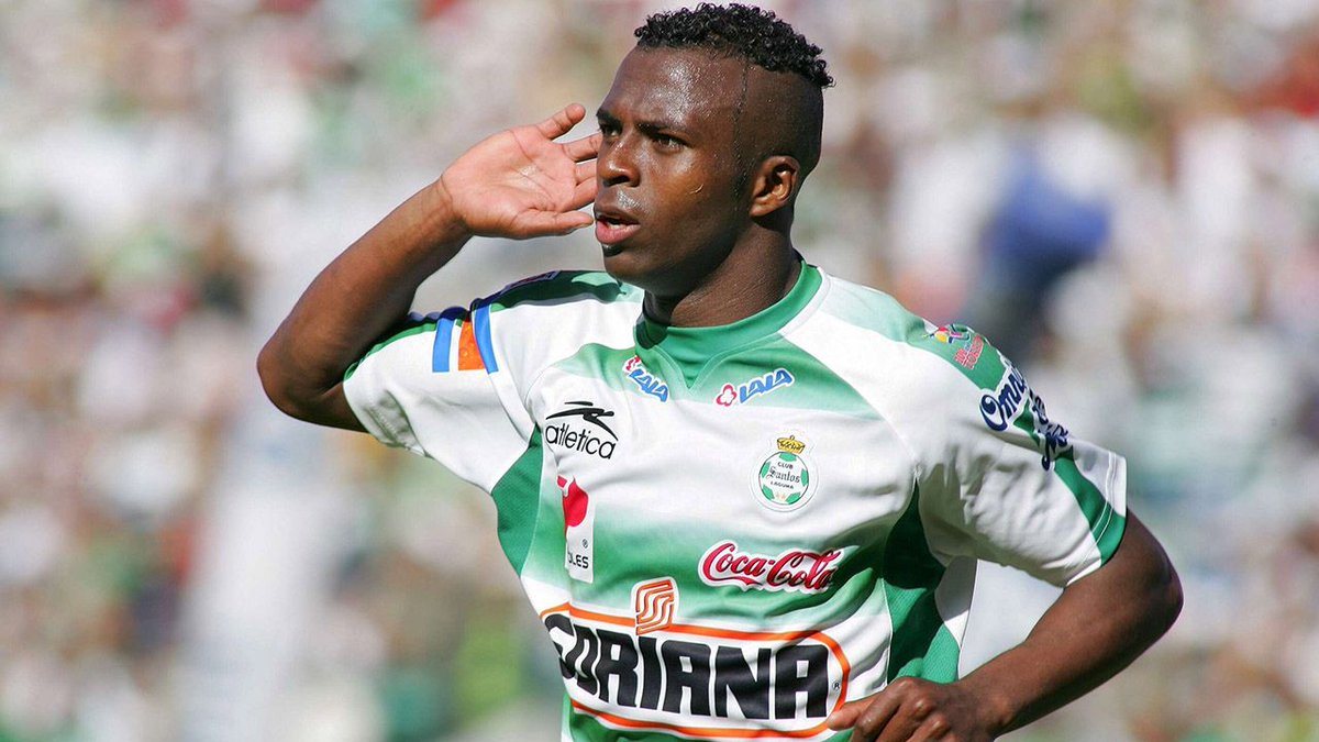 Hoy se cumplen 12 años del fallecimiento de Chucho Benítez. Inolvidable delantero ecuatoriano que anotó 110 goles en el fútbol mexicano

En México vistió las playeras de <a href="/ClubSantos/">Club Santos</a> y <a href="/ClubAmerica/">Club América</a>. Fue campeón de liga con ambos clubes y tres veces campeón de goleo

[Abrimos hilo]