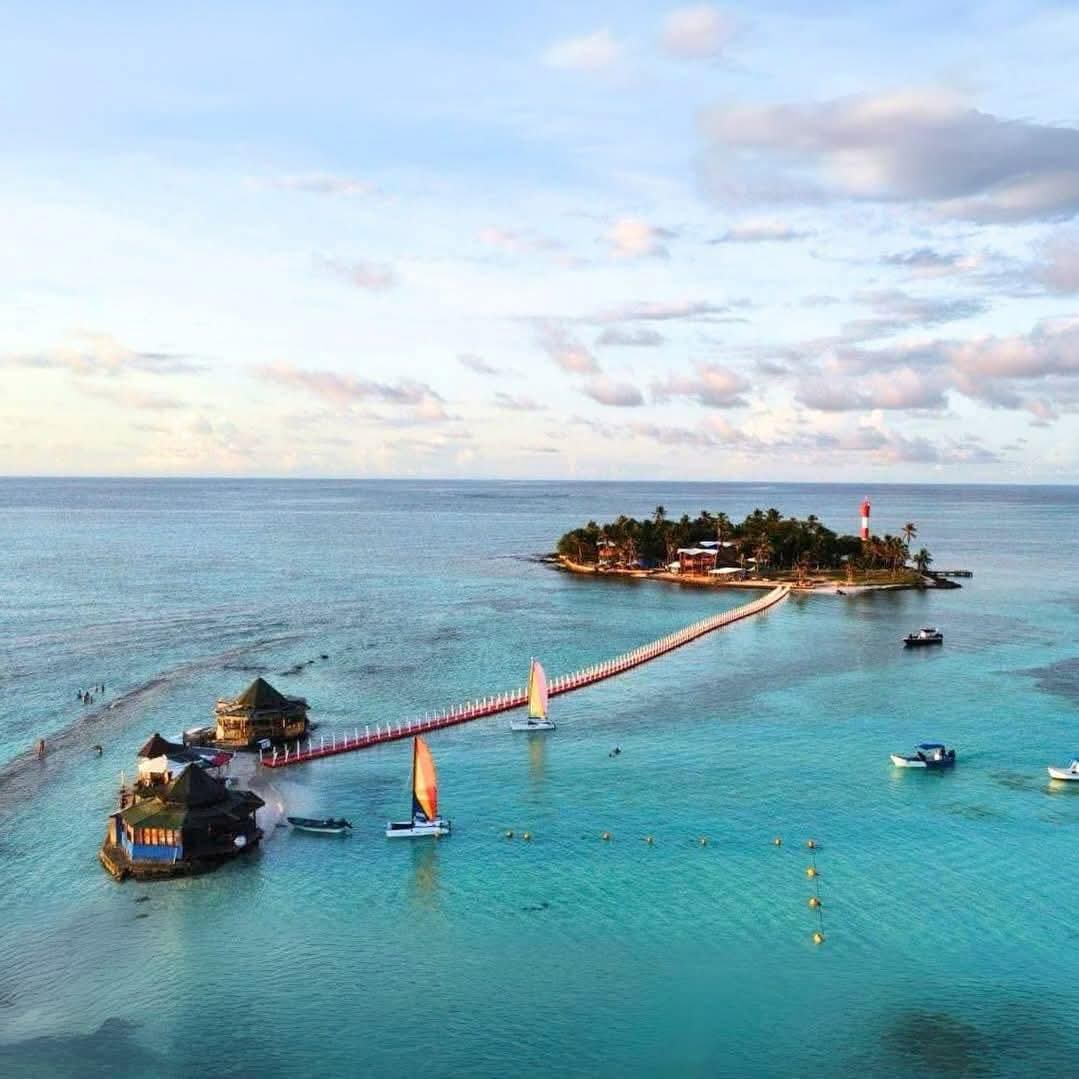 Puente flotante en el Acuario San Andrés, Colombia 🏝️