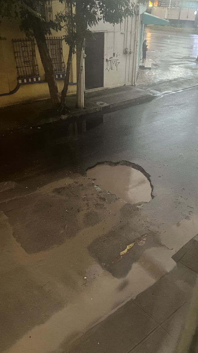 Este boquete en calle 9 en <a href="/SPedroDLosPinos/">San Pedro de Los Pinos</a> entre patriotismo y av 3 va causar un accidente fuerte. el agua no permite ver la profundidad y no hay luminaria <a href="/locatel_mx/">@locatel_mx</a> <a href="/C5_CDMX/">C5 CDMX</a> <a href="/VecinosAlcBJ/">Vecinos de la Alcaldía Benito Juárez</a>