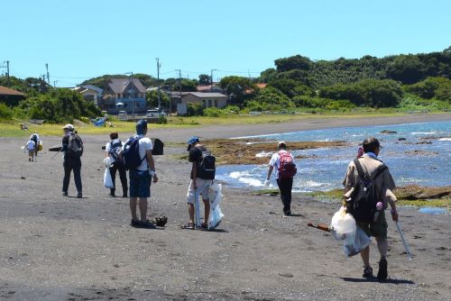 《サステナビリティ情報》
TOMOWELの共同印刷は、神奈川県三浦市にある三戸浜海岸でビーチクリーンイベントを開催し、当グループの社員とその家族が参加しました。日本自然保護協会の協力のもとゴミ袋10袋分(約100ℓ)のゴミを回収し、砂浜をキレイにすると共に、環境問題への学びを深めました。