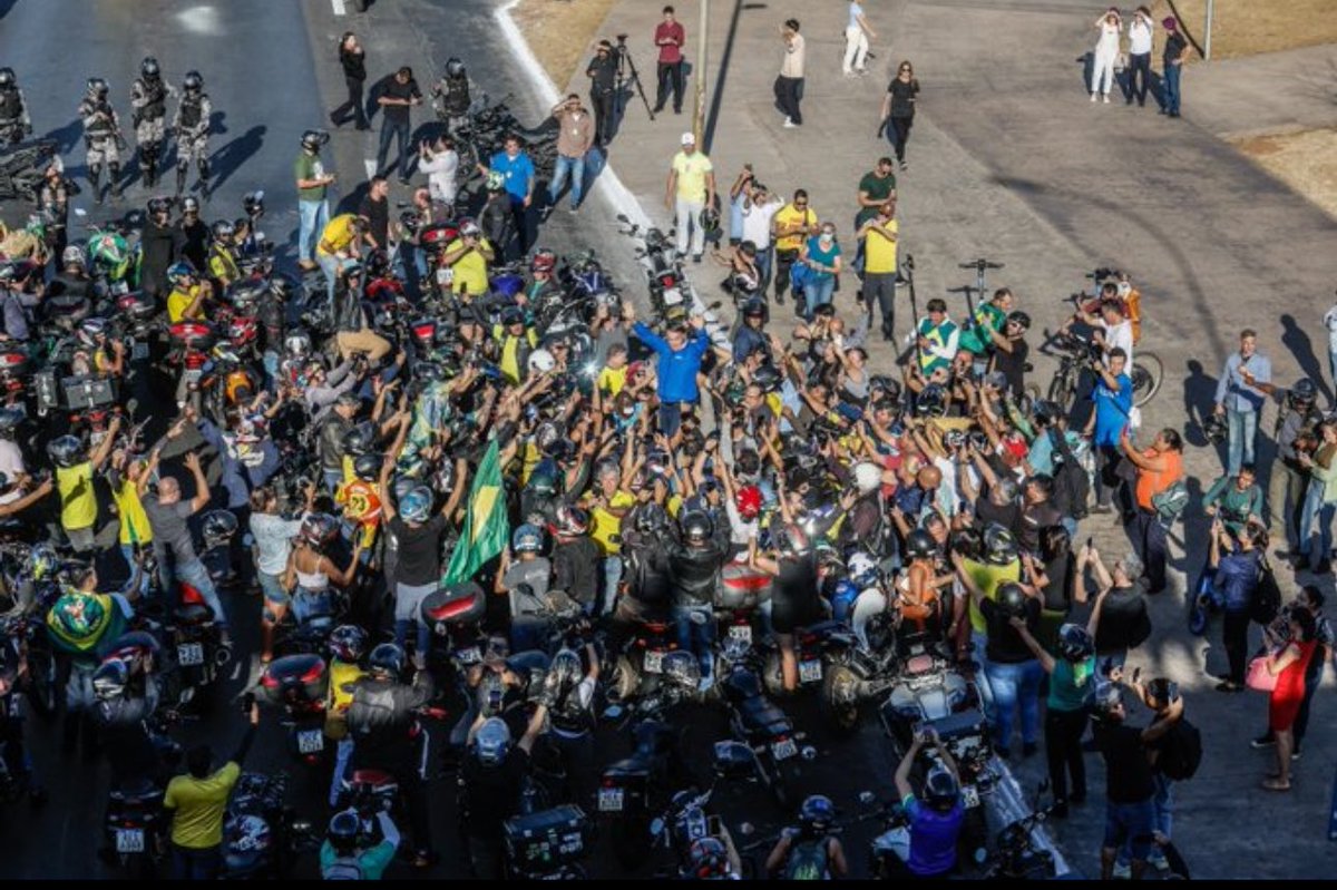 Uma “multidão” 🤡