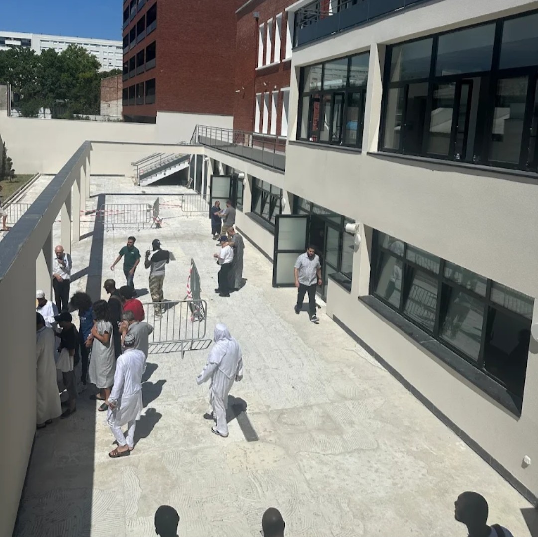 La mosquée de Bagneux est dans le collimateur de la justice car un type ayant écrit des livres prônant le djihad et la torture y prêchait.
Combien de mosquée dans le même cas?
Un certain nombre dirait l'autre.
Ma foi, tandis qu'un grand nombre d'abrutis ont les yeux tournés vers