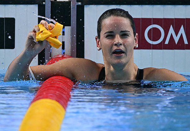 swimupdates's tweet photo. Olympic Champion Kaylee McKeown recreates fellow Olympic Champion Margaret Mac Neil's viral scoreboard squint upon capturing her 9th LCM international title at World Championships.

#AQUASingapore2025 https://t.co/R3chLDXp7r