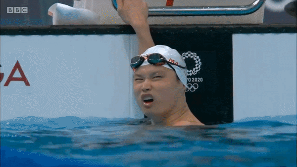 Olympic Champion Kaylee McKeown recreates fellow Olympic Champion Margaret Mac Neil's viral scoreboard squint upon capturing her 9th LCM international title at World Championships.

#AQUASingapore2025